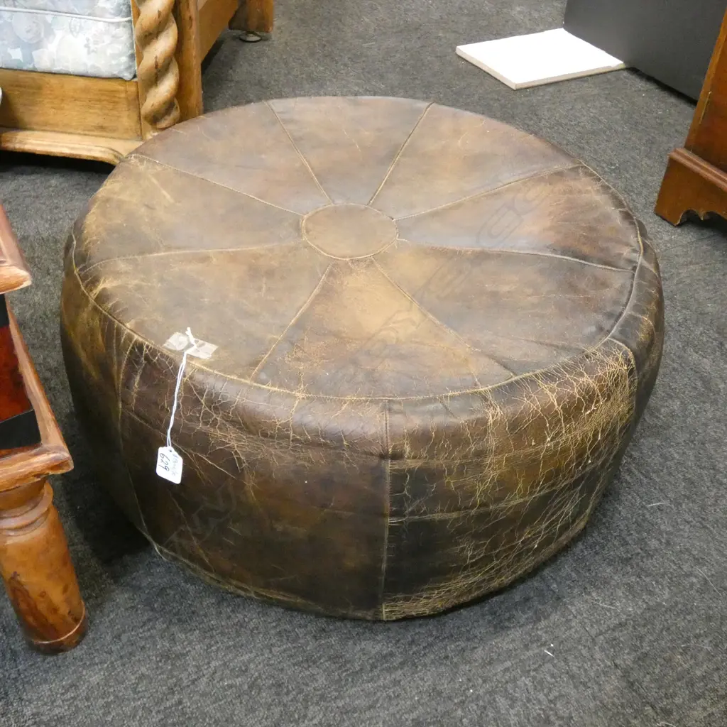 LARGE LEATHER POUF D 600 MM Image 1++