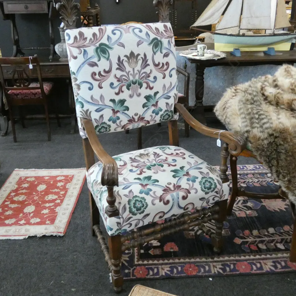 UPHOLSTERED WILLIAM & MARY STYLE CHAIR H. 1320MM Image 1++