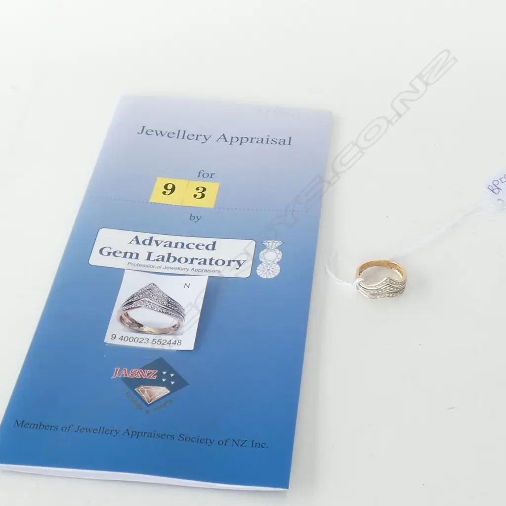 9CT CHEVRON STYLE CLUSTER RING WITH APPRAISAL Image 1++