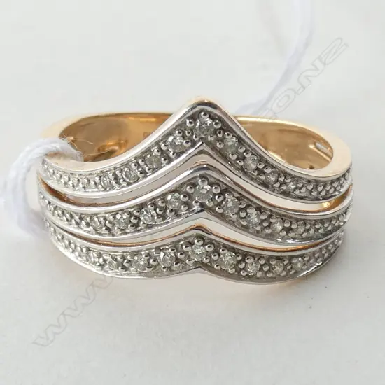 9CT CHEVRON STYLE CLUSTER RING WITH APPRAISAL