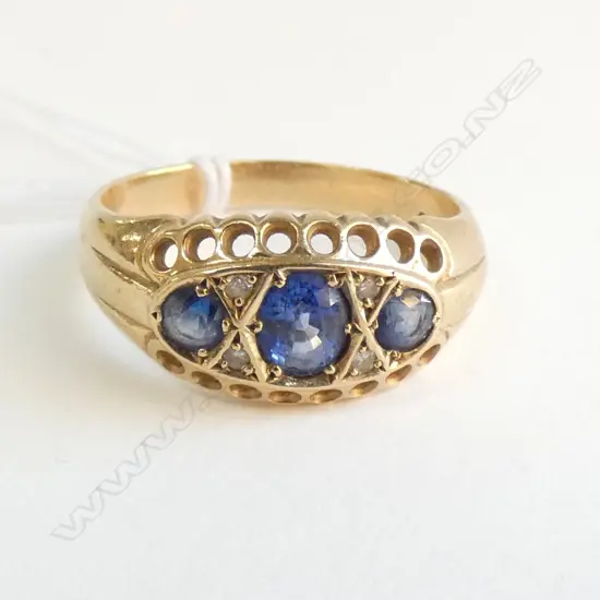 A 9CT GOLD AND SAPPHIRE RING