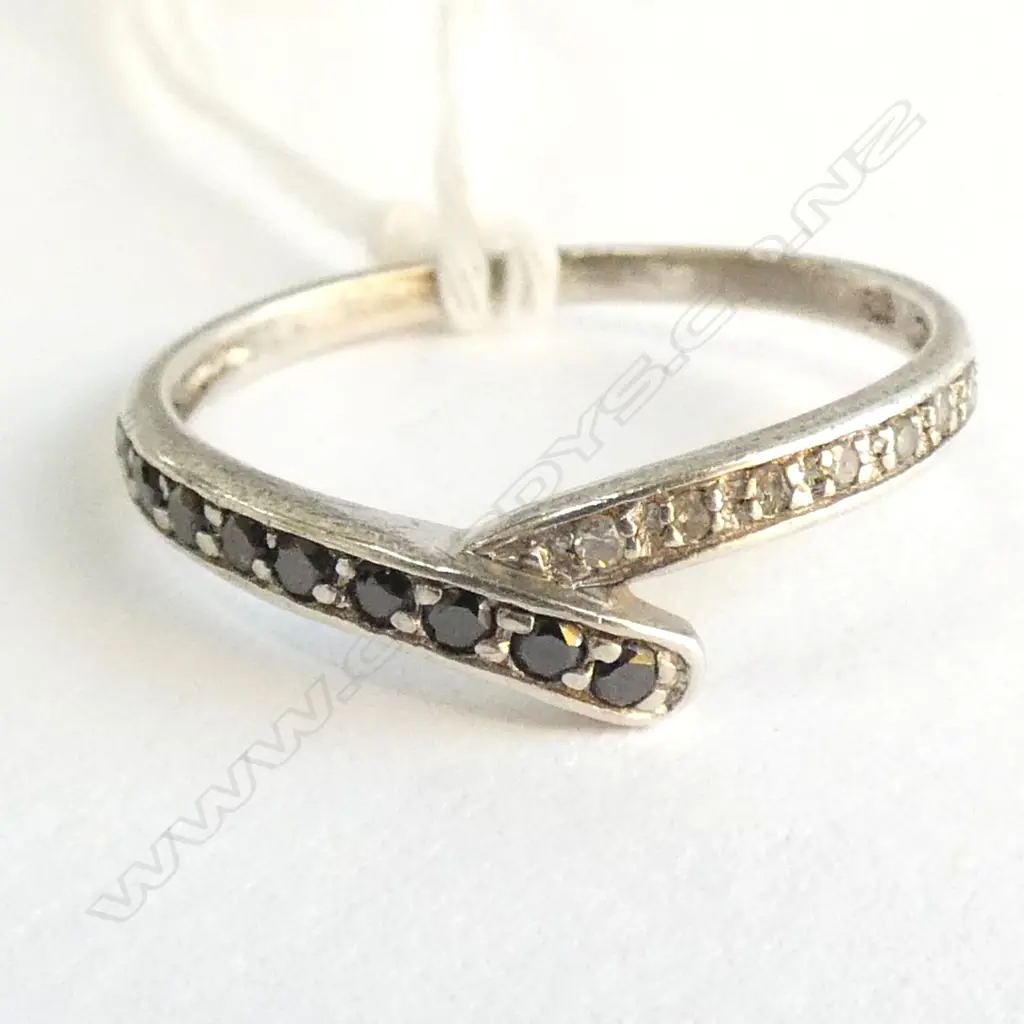 SILVER BLACK AND WHITE STONE RING SIZE P1/2 Image 1++