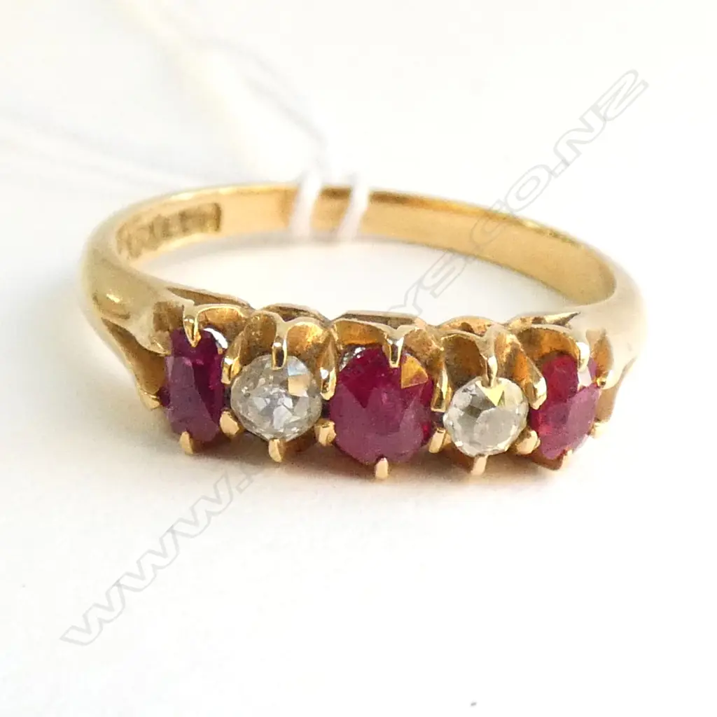 18ct GOLD, RUBY & DIAMONG RING. TOTAL 3.8gm Image 1++