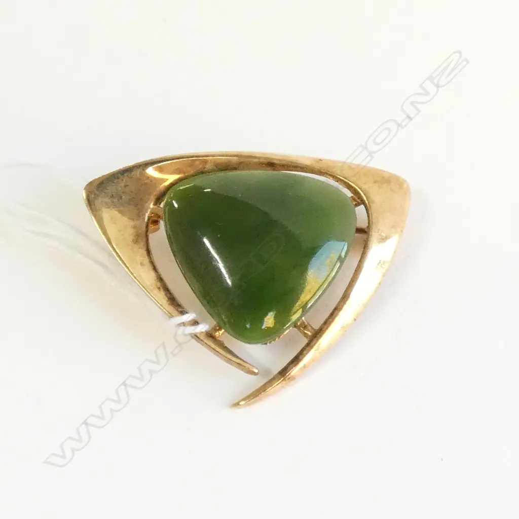 9ct GOLD & GREENSTONE MODERNIST BROOCH Image 1++