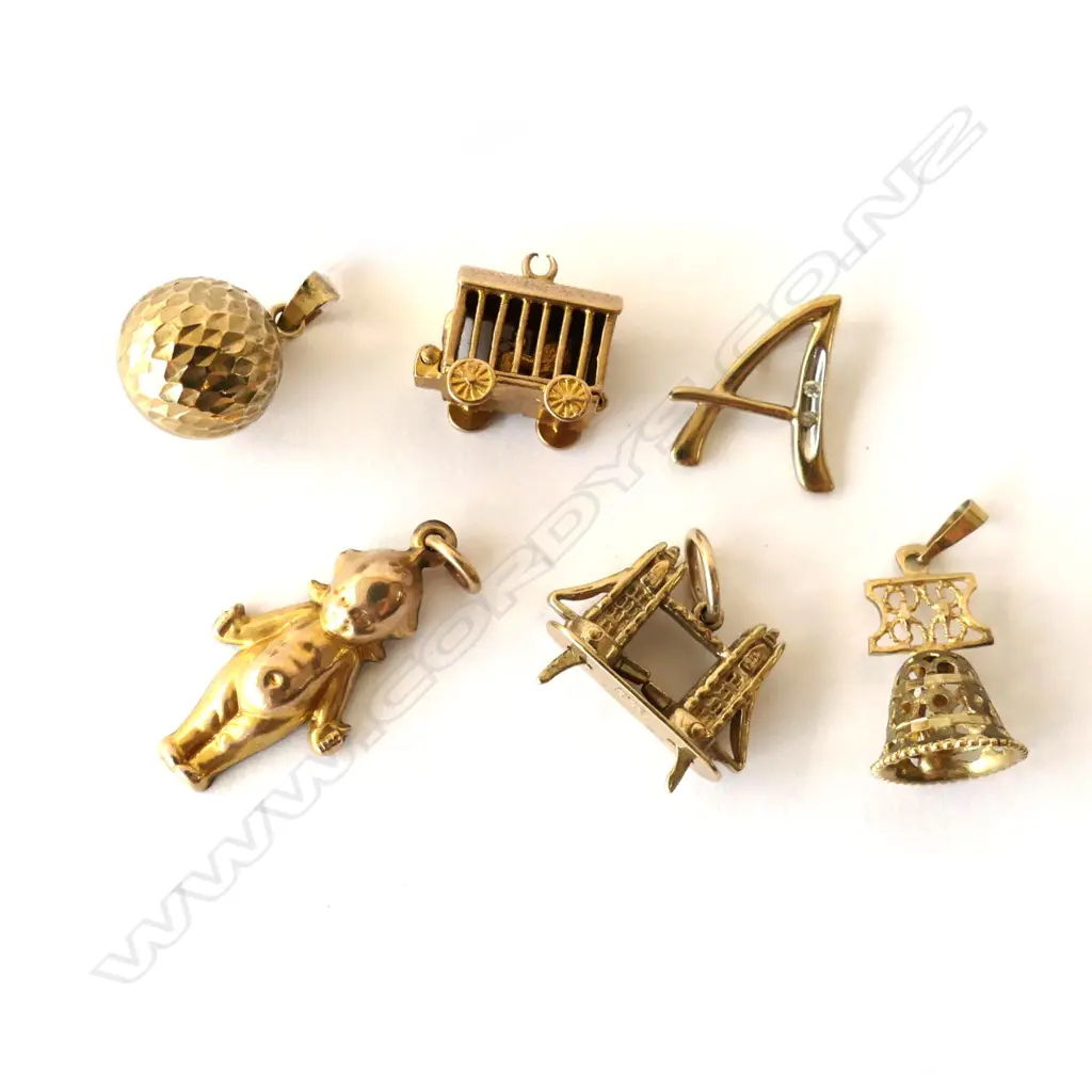 GOLD CHARMS 9CT  TOTAL WEIGHT 9.7 GRAMS Image 1++