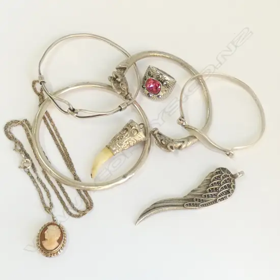 BOX OF ASST SILVER JEWELLERY ITEMS