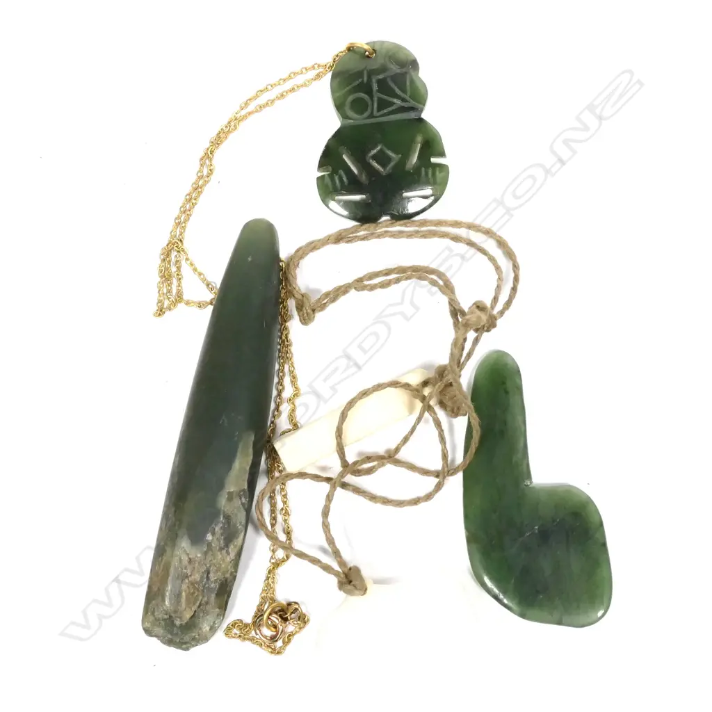 4 NZ SMALL PCES. 3 POUNAMU + BONE KIWI PENDANT Image 1++
