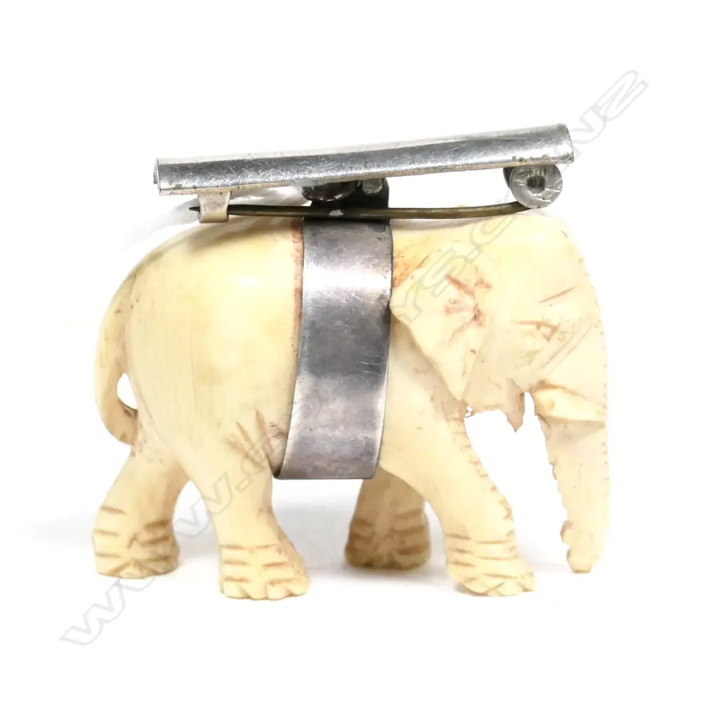 VINTAGE CARVED IVRY ELEPHANT BROOCH SILVER FITTINGS Image 1++