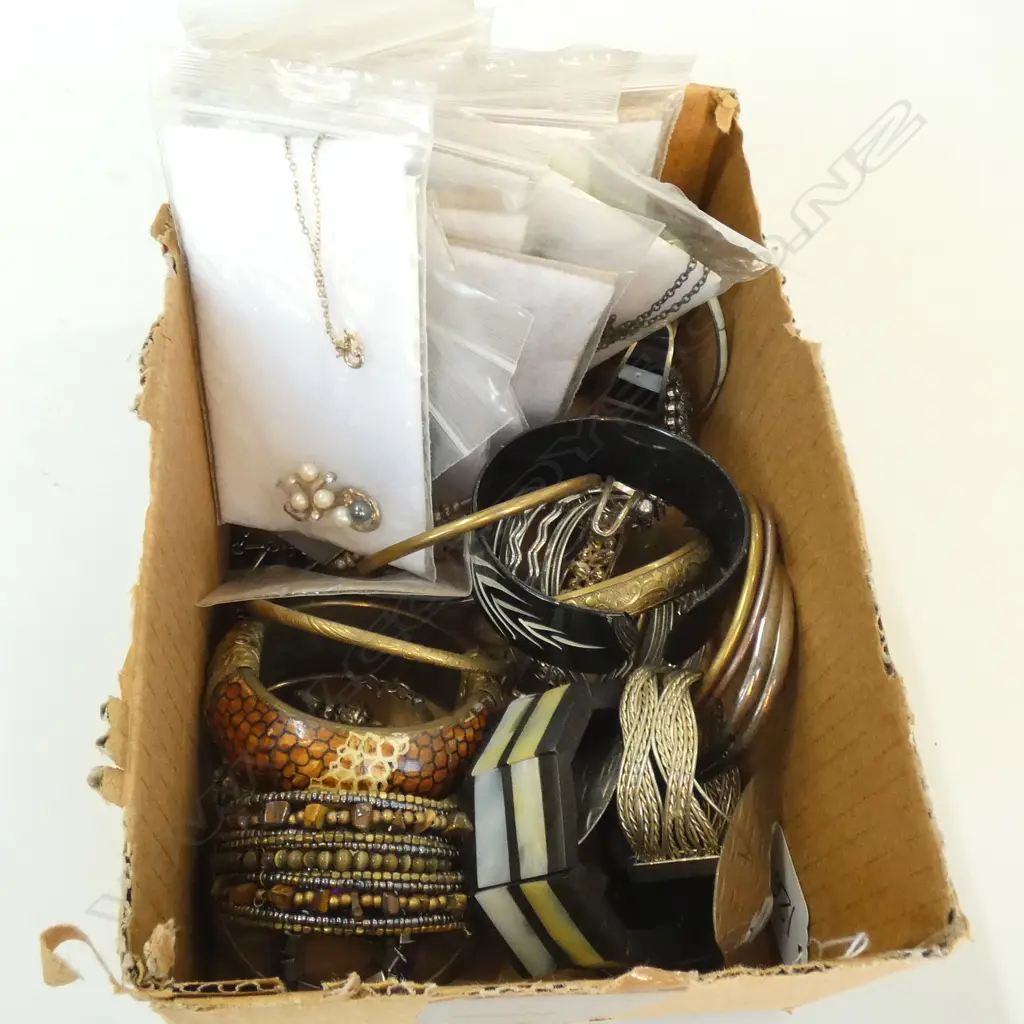 LOT ASST BANGLES + NECKLACES Image 1++