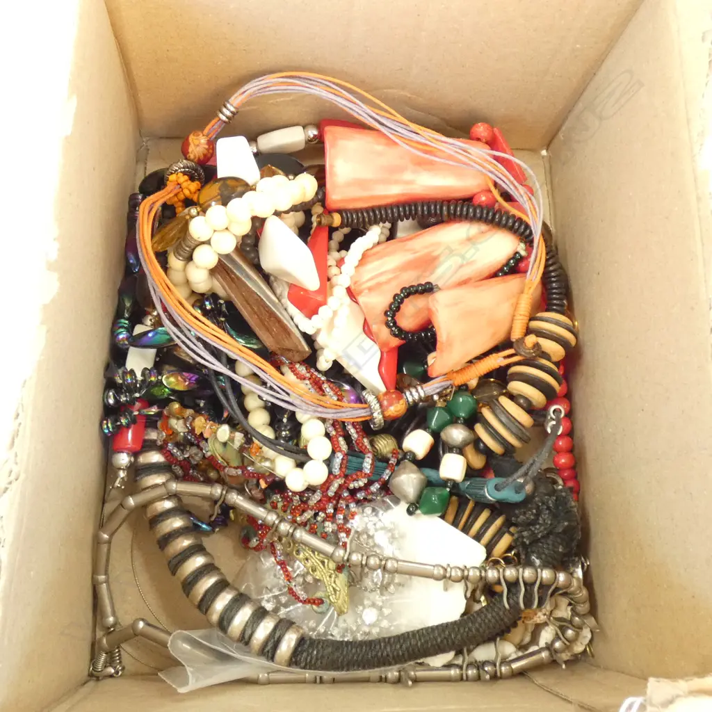 LOT ASST COSTUME JEWELLERY Image 1++