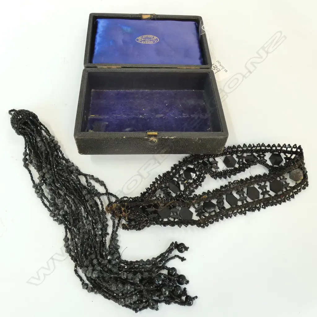 SMALL BOX WITH VICTORIAN JET PIECES Image 1++