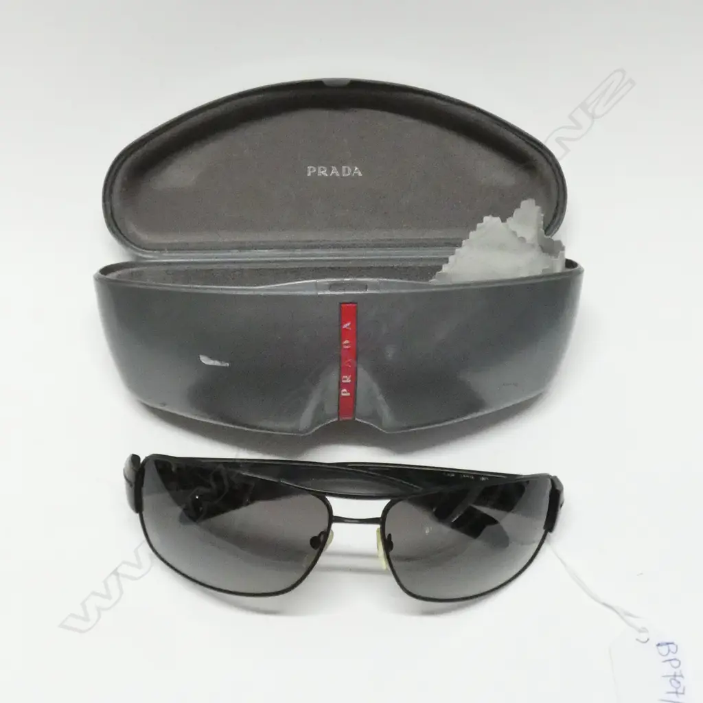 PR PRADA SUNGLASSES IN CASE Image 1++
