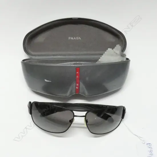 PR PRADA SUNGLASSES IN CASE