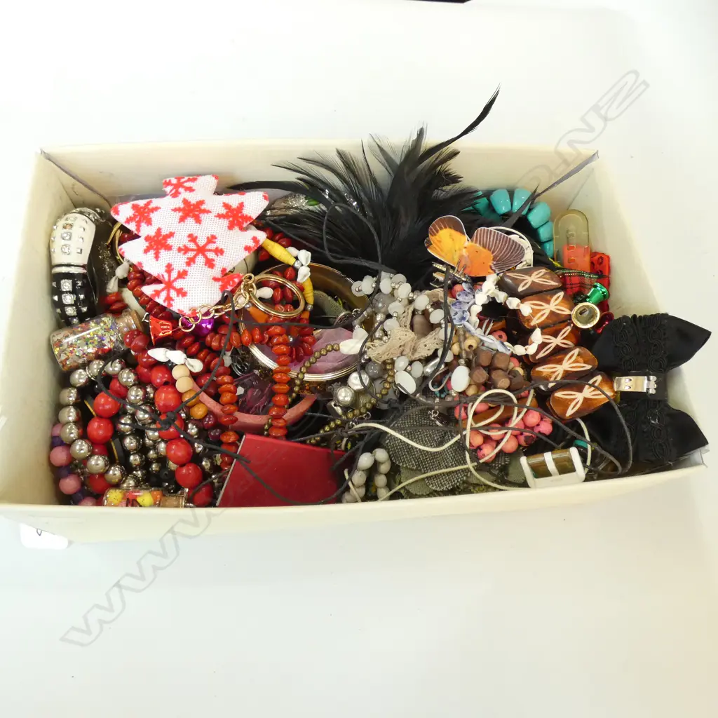 BOX LOT ASST. COSTUME JEWELRY  Image 1++