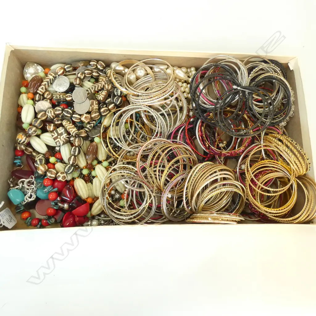 LARGE COLLECTION COSTUME JEWELRY BANGLES ETC Image 1++