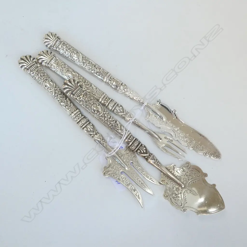 4 STG SILVER TABLE ITEMS BUTTER KNIFE/PICKLE FORK ETC Image 1++