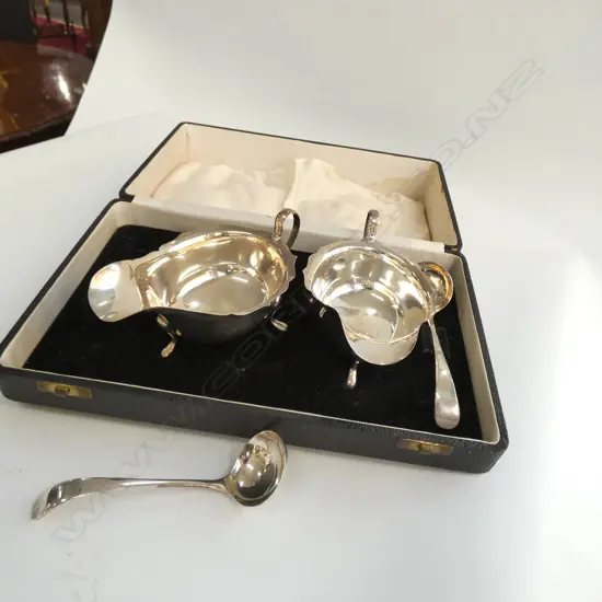 PR STG SILVER SAUCEBOATS + PR STG SILVER LADLES SHEFFIELD 1951 TOTAL WEIGHT 272 GRAMS CASED