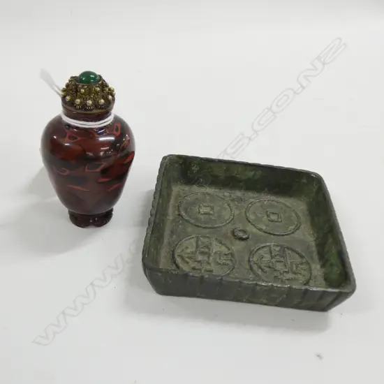 ORIENTAL SMALL BRONZE DISH & AGATE STYLE SNUFF BOTTLE