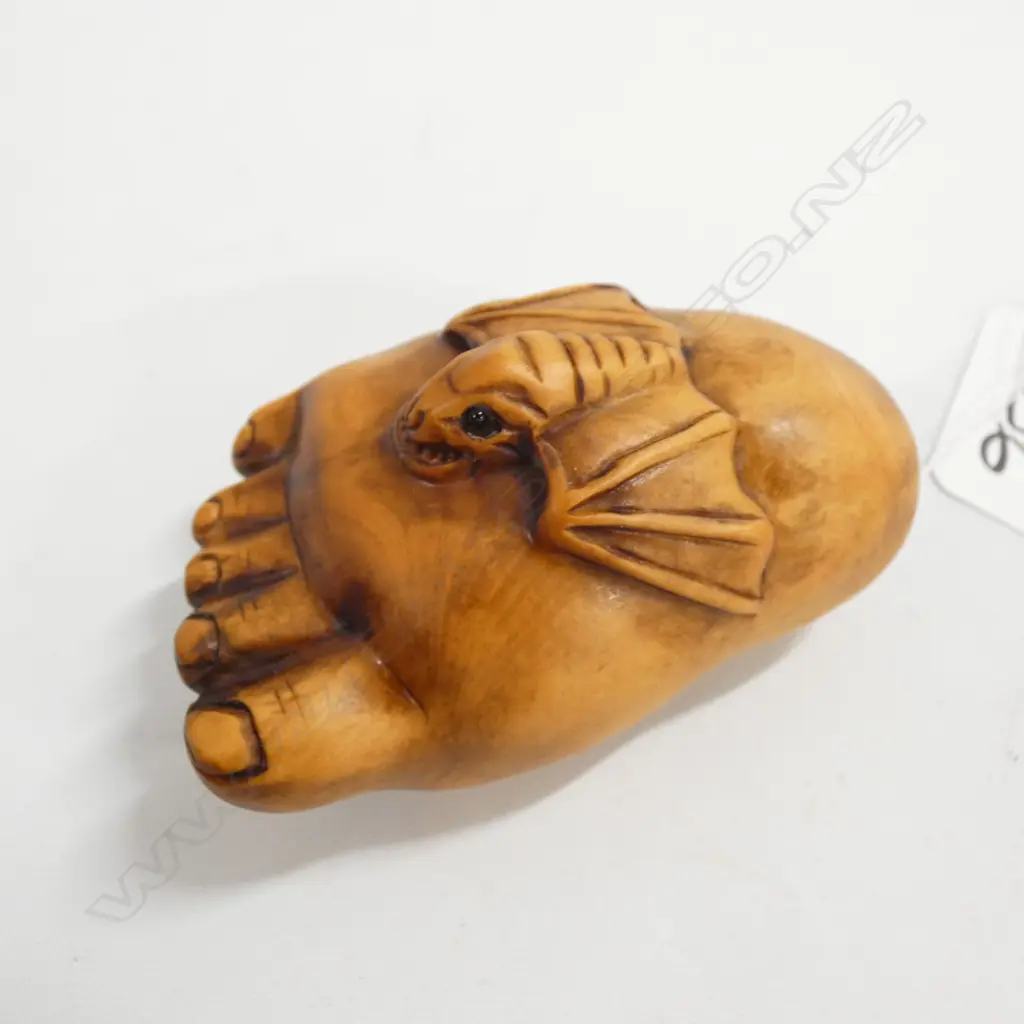 WOODEN NETSUKE OF BUDDHA'S FOOT WITH BAT, L.80mm  Image 1++
