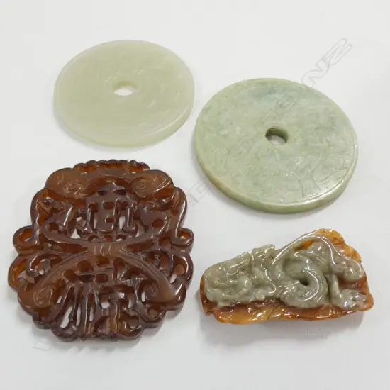 4 JADE PENDANTS INCL 2 DISCS 