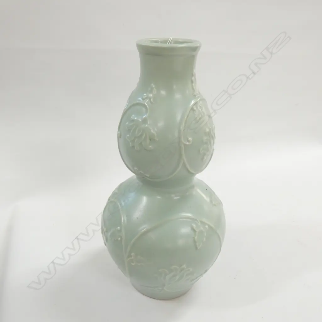 LONGQUAN CELEDON STYLE DOUBLE GOURD VASE, H.250mm  Image 1++