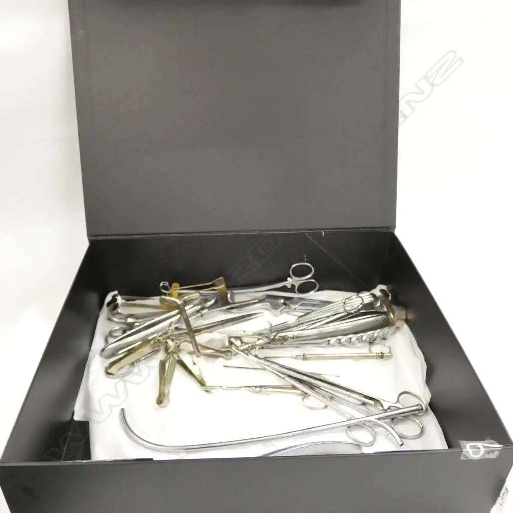 BOX OF VARIOUS MEDICAL/DOCTOR'S EQUIPMENT/TOOLS (APPROX 24 ITEMS) Image 1++