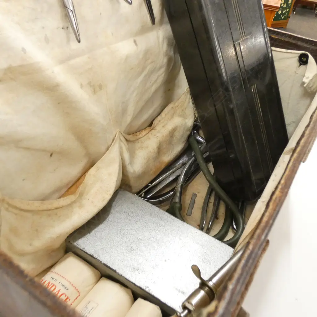 VINTAGE LEATHER  DOCTOR'S BAG & CONTENTS Image 1++