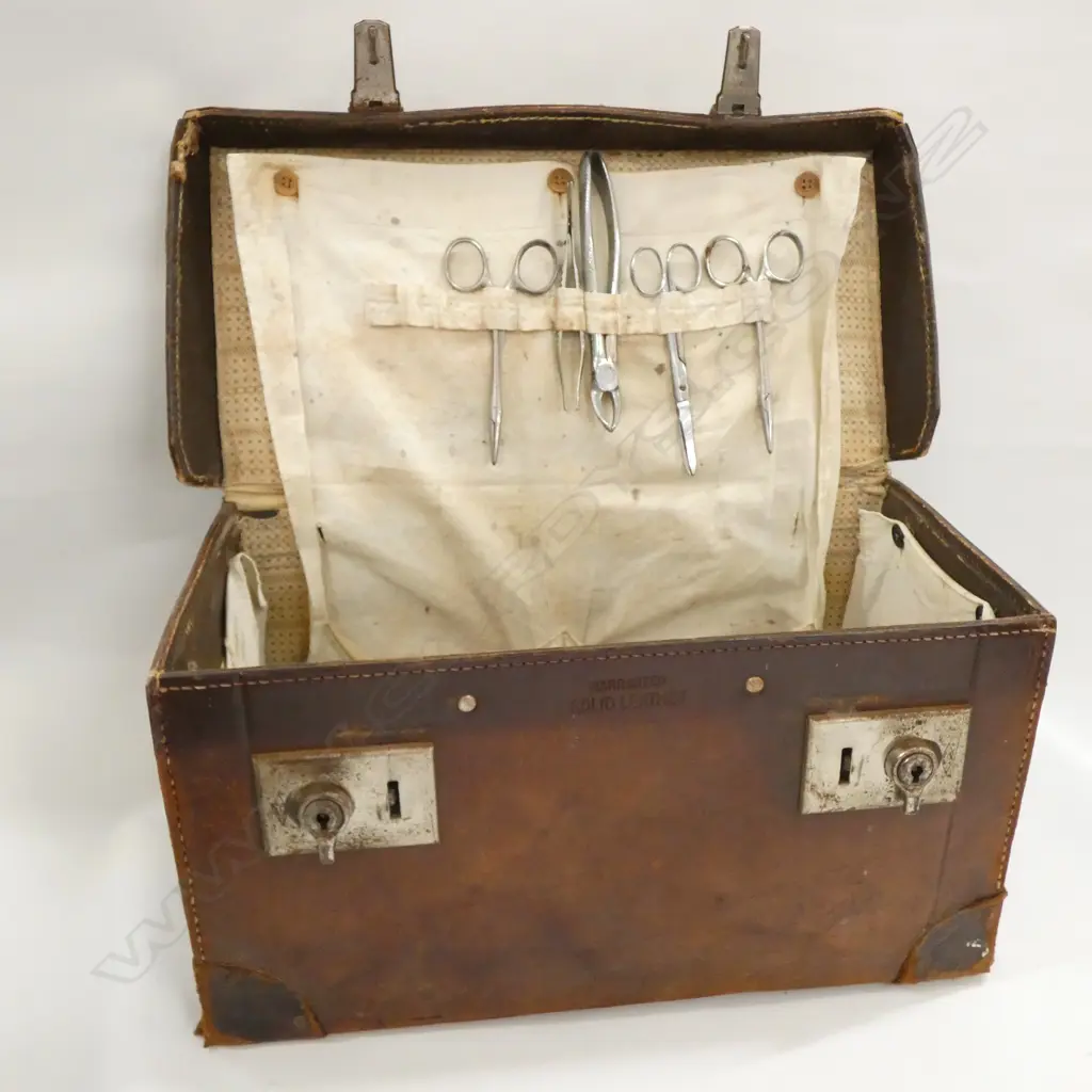 VINTAGE LEATHER  DOCTOR'S BAG & CONTENTS Image 1++