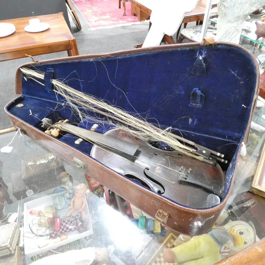 VIOLIN WITH 2 BOWS IN A LEATHER LYRIC CASE Image 1++