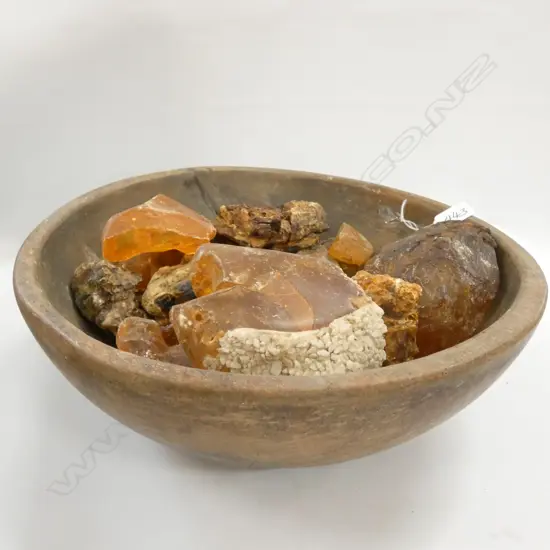WOODEN BOWL WITH ASST KAURI GUM SPECIMENS 