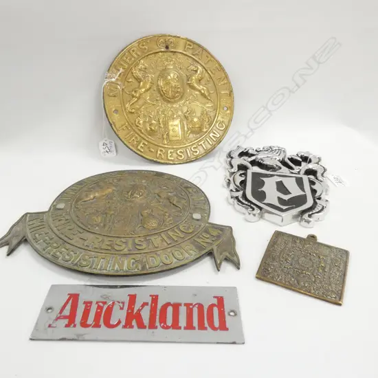 ASSORTED BRASS & CHROME PLAQUES