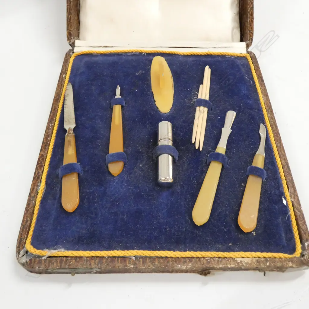 ANTIQUE BOXED MANICURE SET Image 1++