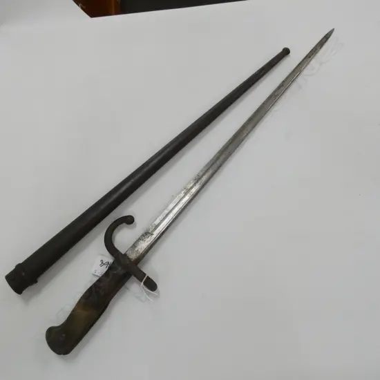 HOOKED QUILLON BAYONET IN STEEL SCABBARD, BLADE L.530mm