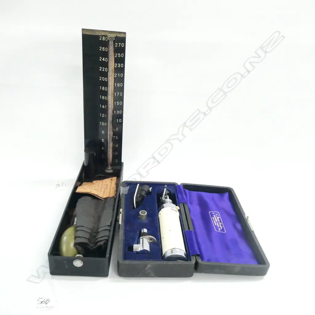 CASED VINTAGE EYE TESTING KIT AND BLOOD TESTING KIT Image 1++