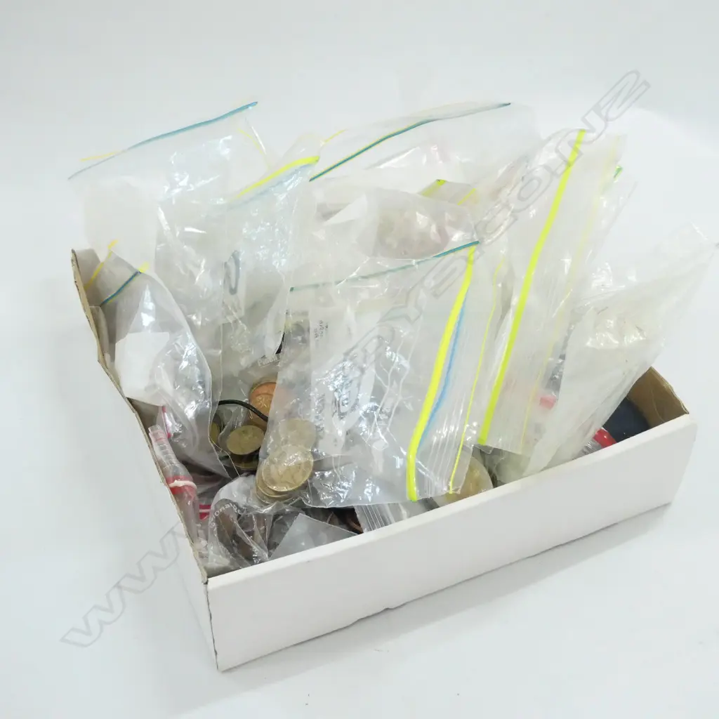 BOX OF VINTAGE WORLD COINAGE 3kgs Image 1++