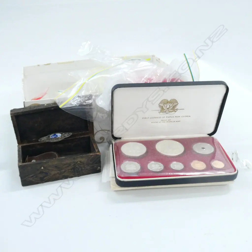 BOX OF VINTAGE WORLD COINAGE 2.5kgs Image 1++