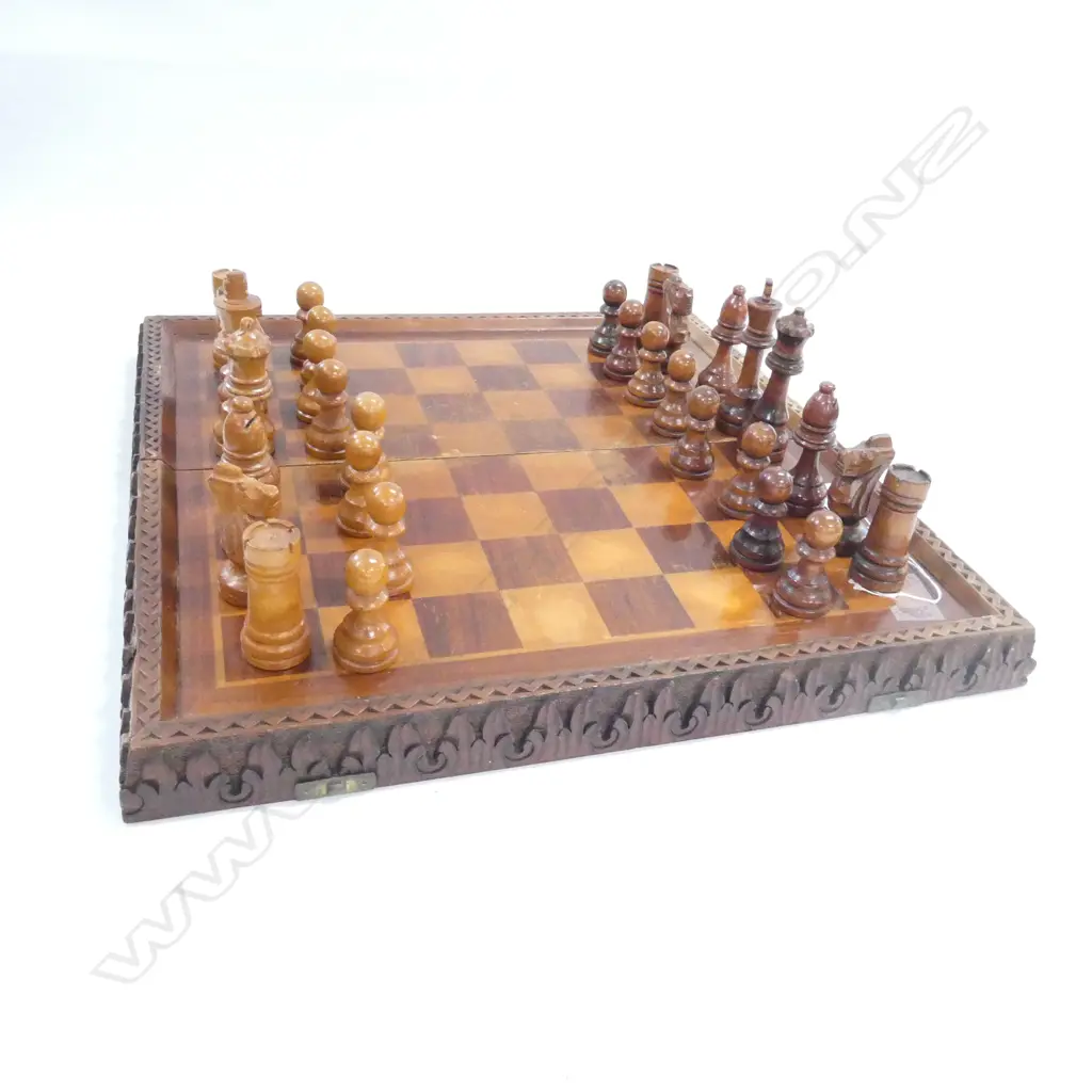 ENGLISH CARVED CHESS SET Image 1++