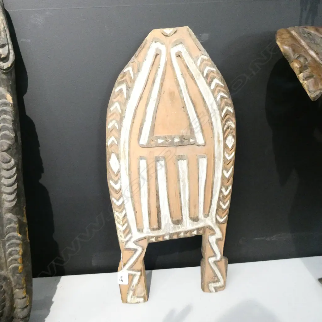 CARVED WOODEN SHOULDER SHIELD GULF OF PAPUA NEW GUINEA 590MM Image 1++