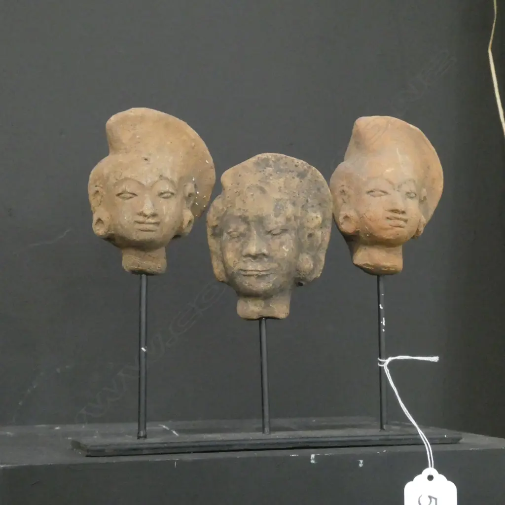 THREE TERRACOTTA HEADS ON STAND JAVA 160MM Image 1++