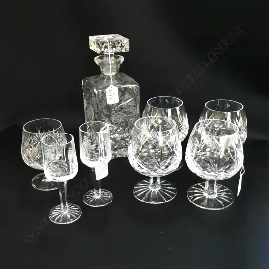 CRYSTAL DECANTER + 7 ASSORTED GLASSES, MINOR CHIP