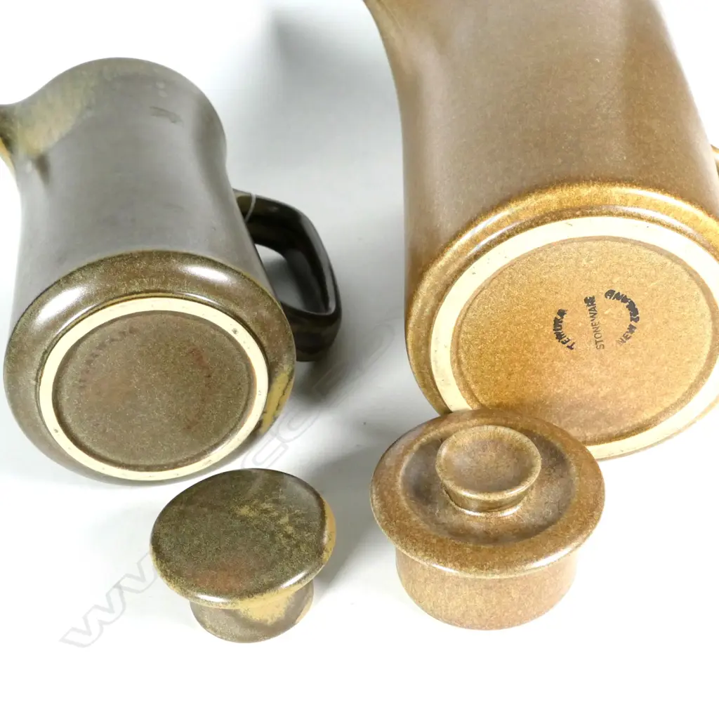 TWO TEMUKA POTTERY STONEWARE COFFEE POTS, H. 200MM & 250MM Image 1++