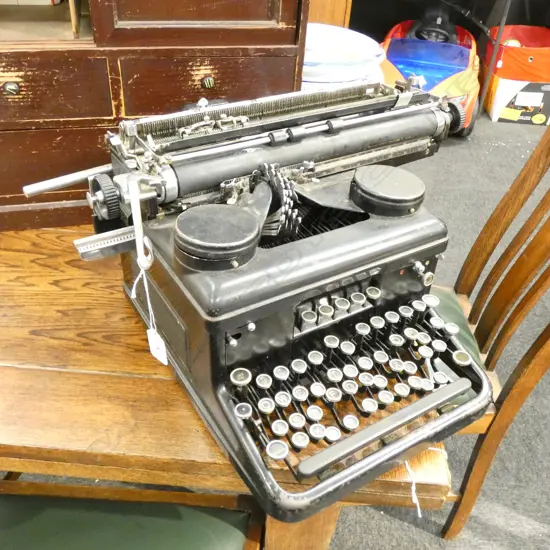 VINTAGE TYPEWRITER 