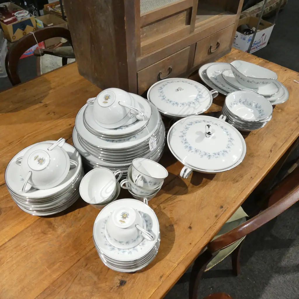 LARGE NORITAKE DINNER SERVICE  Image 1++