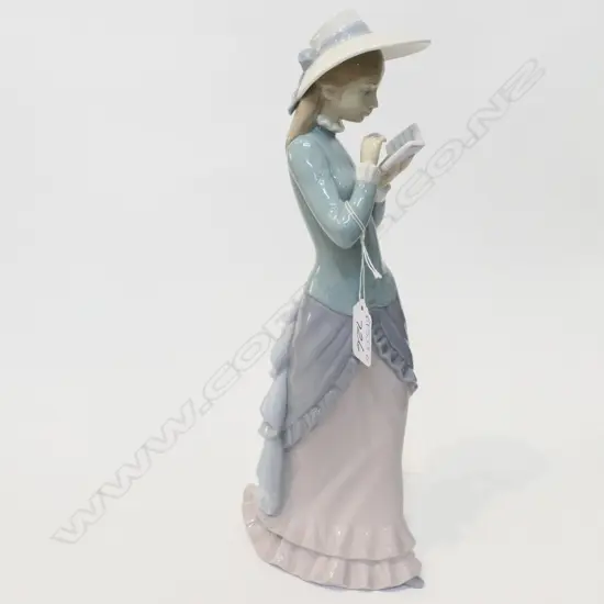 LLADRO FIGURE OF GIRL READING