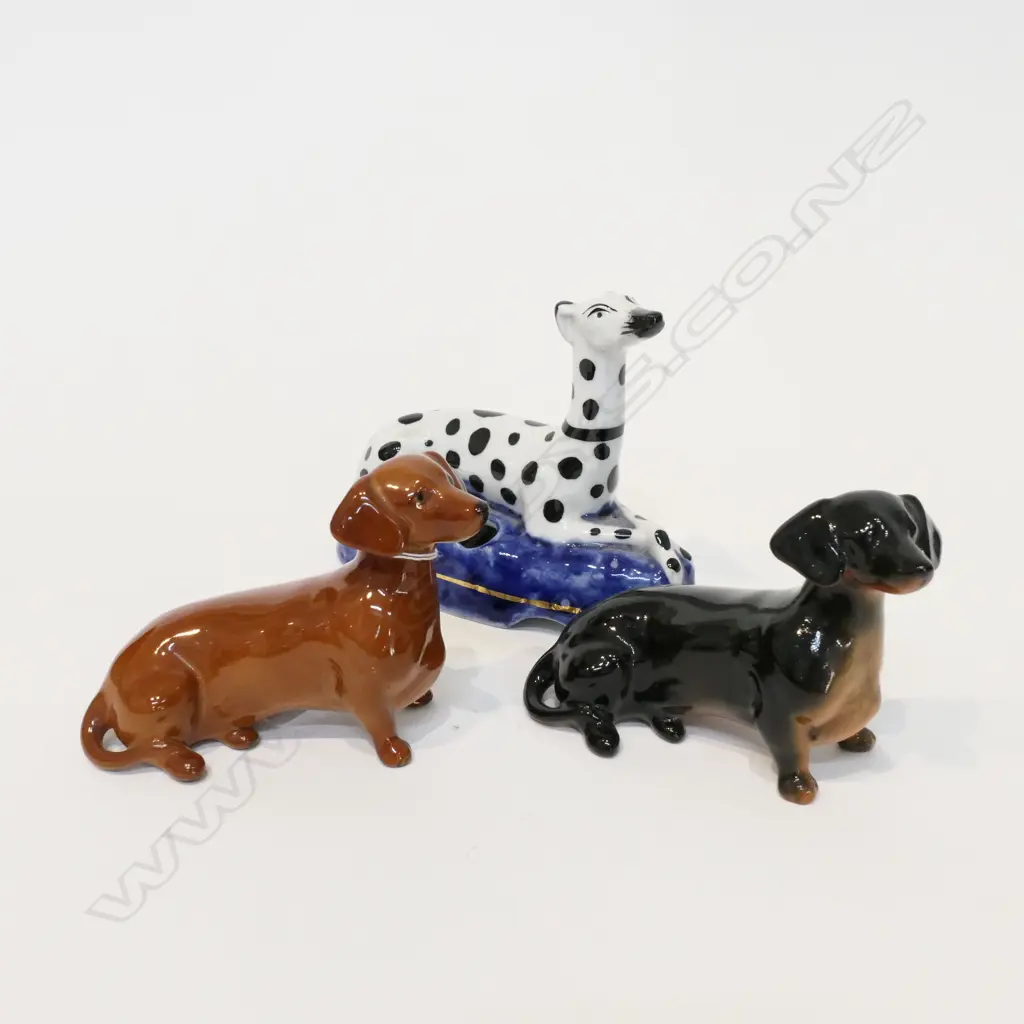 THREE SMALL CHINA DOGS, 2 DACHSUND (1 BESWICK) & DOG PEN HOLDER, TALLEST 220MM Image 1++