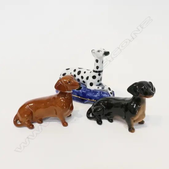 THREE SMALL CHINA DOGS, 2 DACHSUND (1 BESWICK) & DOG PEN HOLDER, TALLEST 220MM