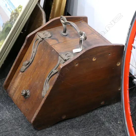 EDWARDIAN WOODEN COAL SCUTTLE