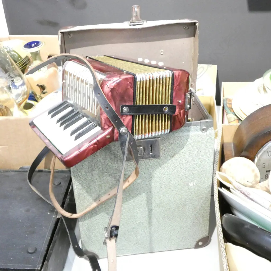 CASED HOHNER CONCERTINA WITH CASE, H.300mm Image 1++