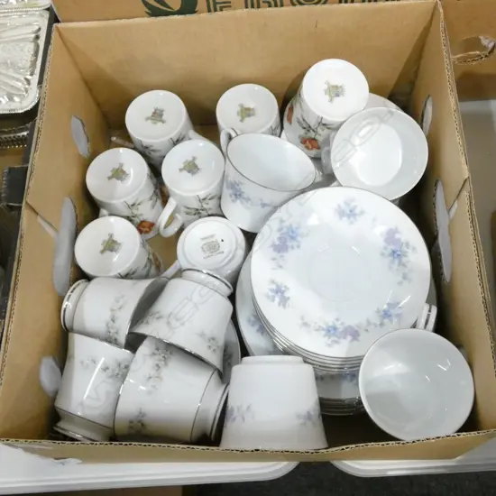 BOX LOT ROYAL CERAMICS MAXINE 