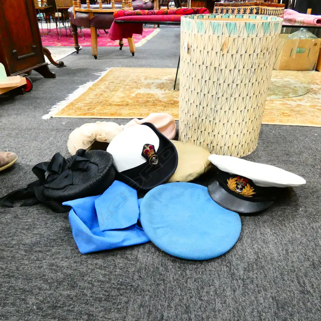 HAT BOX WITH VINTAGE HATS/UNICEF BERET+ 2 CAPTAINS CAPS Image 1++